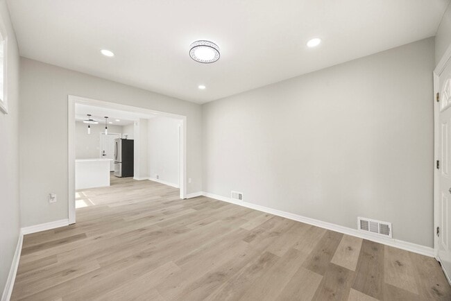 Building Photo - 12106 S Emerald Ave