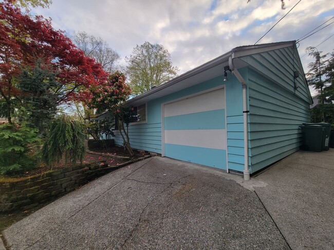 Building Photo - Updated 3 bedroom home with air conditioni...