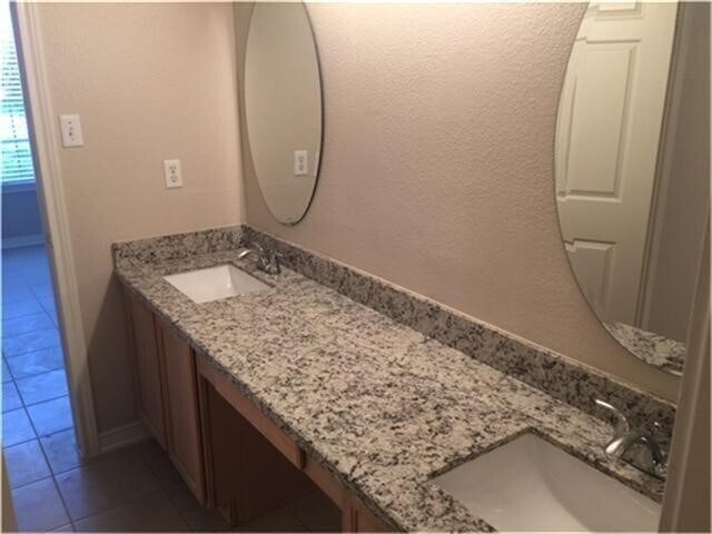 Building Photo - 2255 Braeswood Park Dr