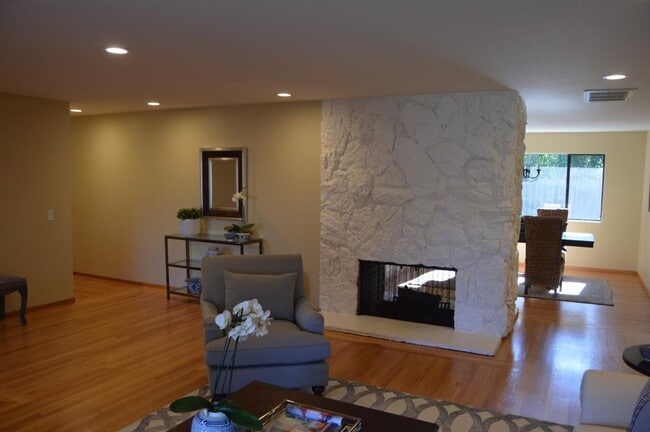 Building Photo - 119 Whitethorne Dr