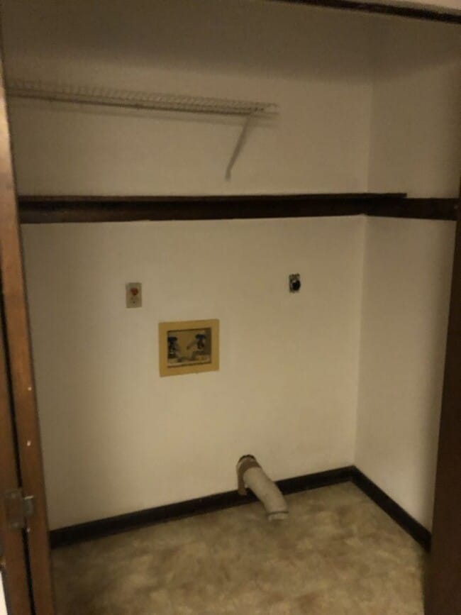 Building Photo - THREE BEDROOM HOME