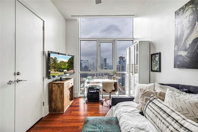 Building Photo - 555 E 5th St