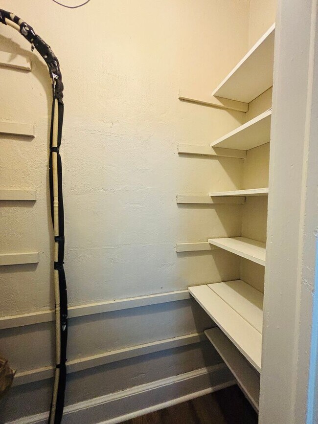 Building Photo - MOVE-IN READY & AVAILABLE NOW!