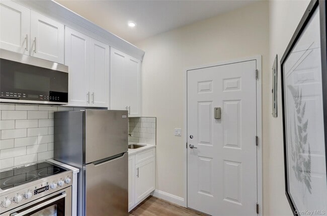 Building Photo - 610 Jericho Tpke