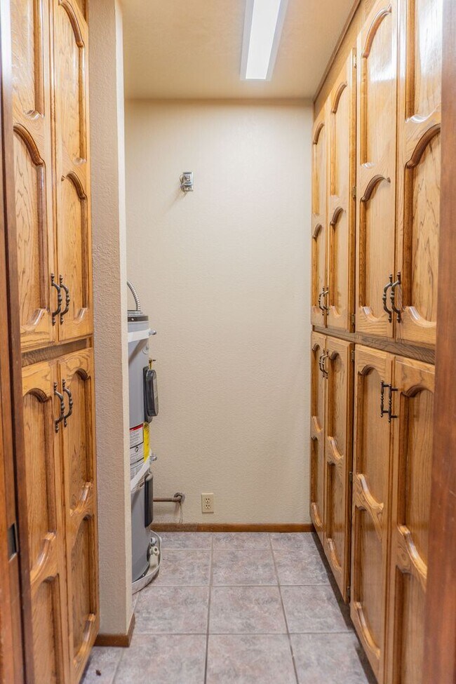 Building Photo - Spacious 3-Bedroom, 4-Bath Vintage Home wi...