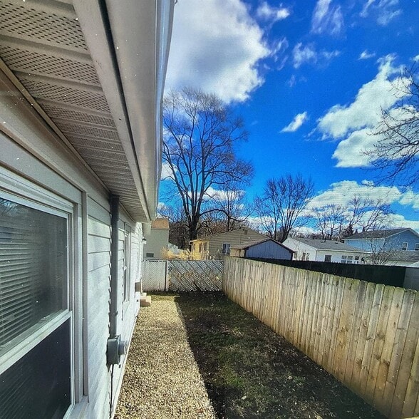 Building Photo - 355 Ripley Ave