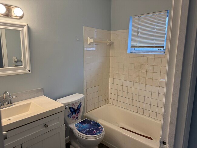 Building Photo - 927 S G St