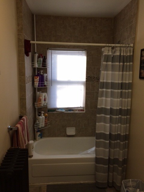 tiled bath - 1336 Hewitt Ave