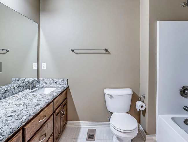 Building Photo - 5 Bedroom in Falcon Ridge!!