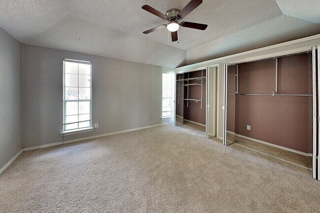 Building Photo - 1605 Brighton Dr