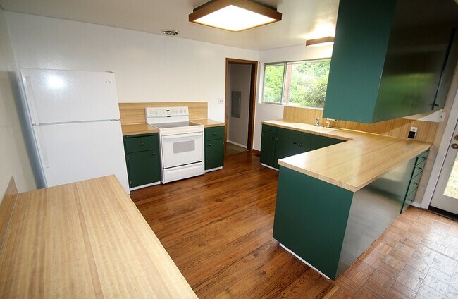 Building Photo - MOUNTLAKE TERRACE 3 BED, 2 BATH HOME FOR R...