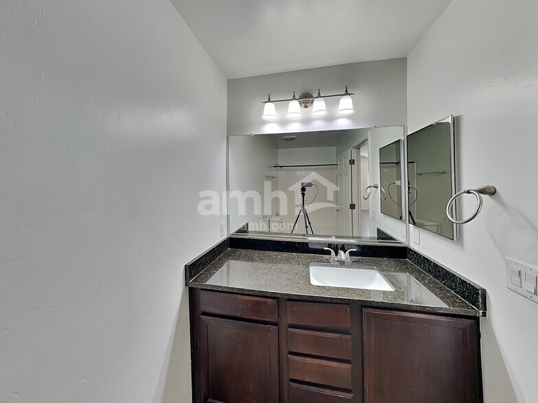 Building Photo - 1281 W Molinetto Dr