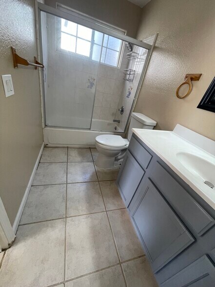 Bathroom #1 with tube - 2951 68th Ave