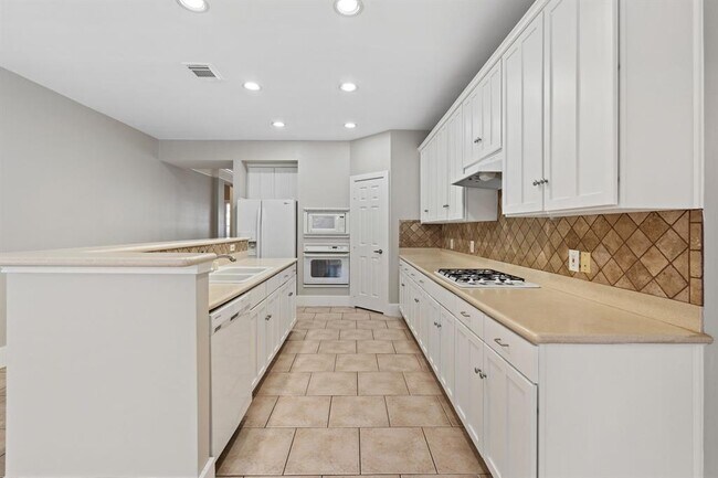 Building Photo - 16727 Sonoma Del Norte Dr