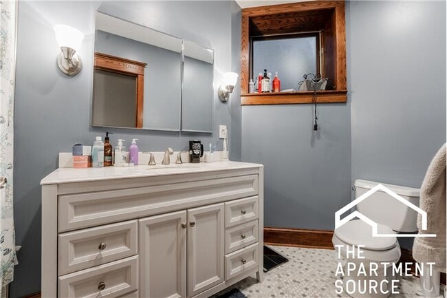 Building Photo - 1019 W Oakdale Ave