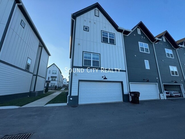 Building Photo - 700 N Dupont Ave