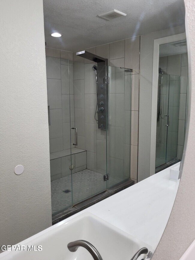 Building Photo - 408 Hollydale Dr