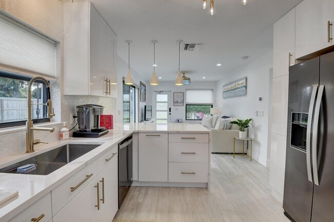 Building Photo - 201 SE 7th St