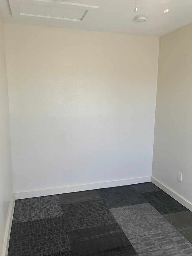 Building Photo - 3424 SW Brendan Ave