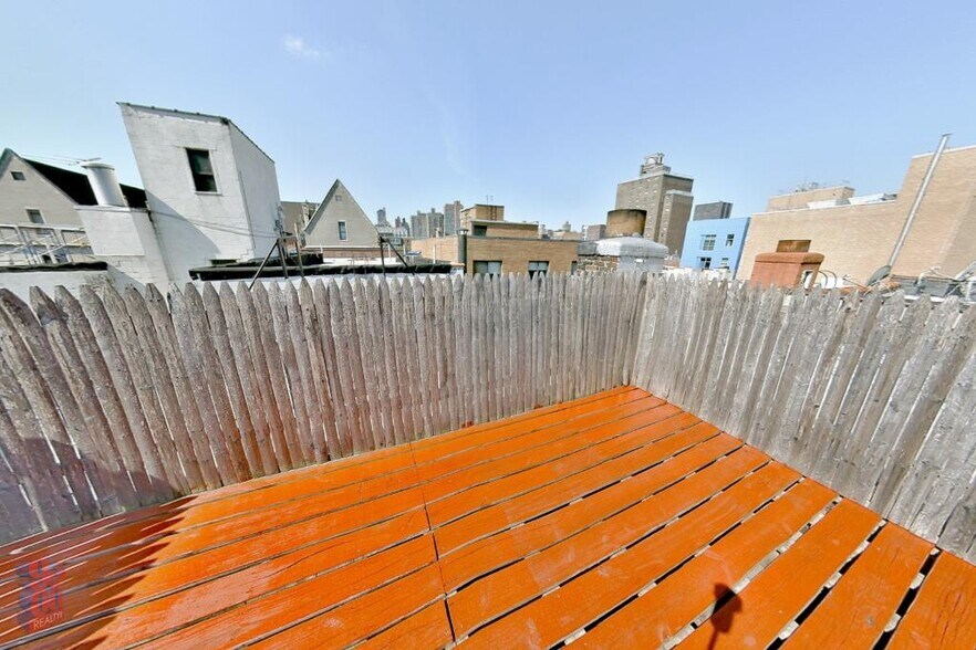 Building Photo - 314 E 106th St