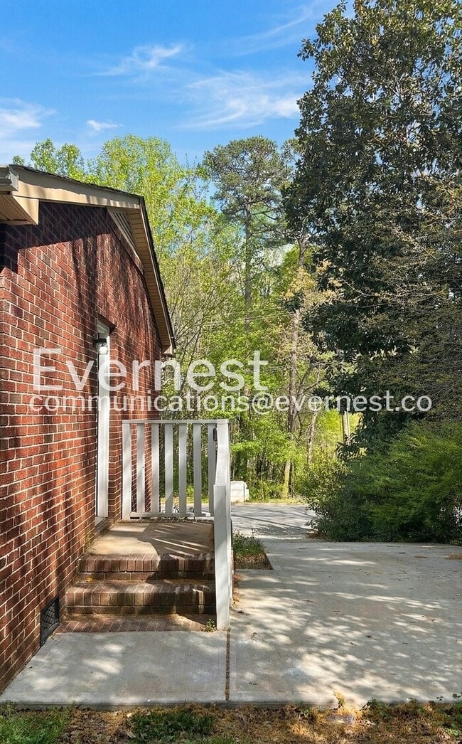 Building Photo - 907 Newcastle Rd