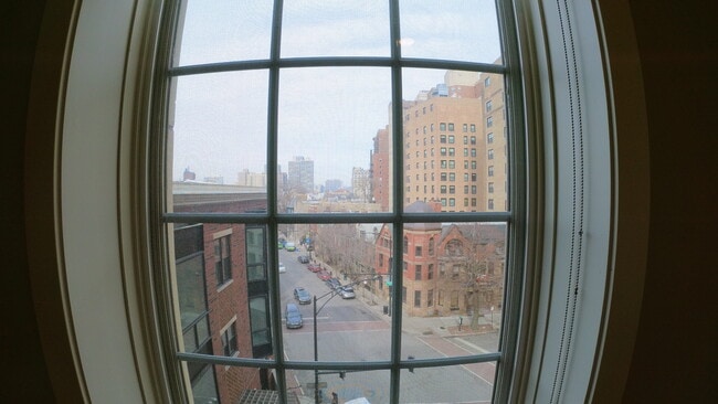 Building Photo - 2050 N Clark St