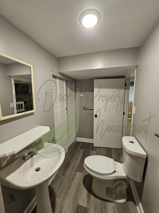 Building Photo - BEAUTIFUL UPDATES!!