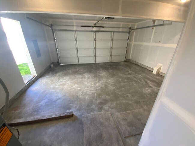 Building Photo - * Gated Community * Newly Remodel 3 bed- 2...