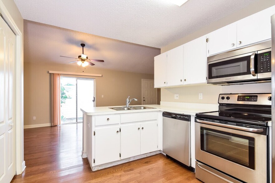 Building Photo - 4328 Venice Dr