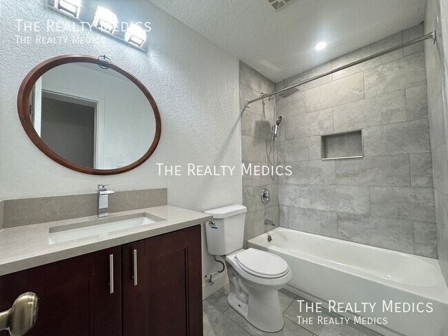 Building Photo - 1102 Egan Dr