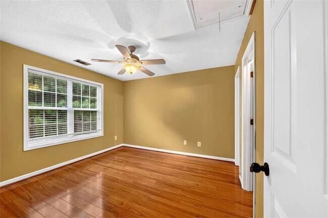 Building Photo - 744 W Vincent Dr