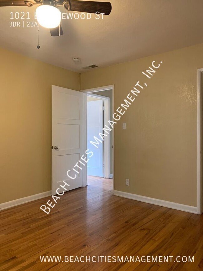 Building Photo - 1021 E Ridgewood St