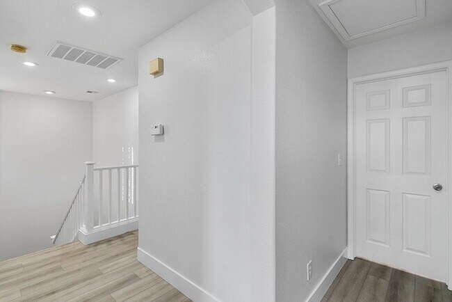 Building Photo - WONDERFUL 3 BEDROOM HOME AT END OF CUL-DE-...