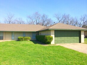 Building Photo - Cozy 3 Bed 2 Bath Duplex Located In Cul-De-Sac