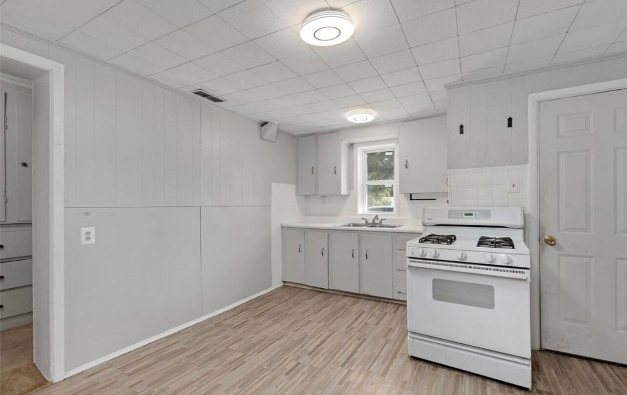 Kitchen - 11019 Lozier Ave