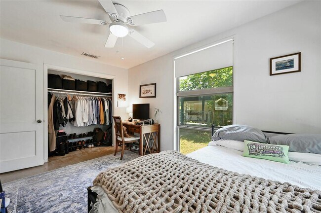 Building Photo - 1513 Corona Dr