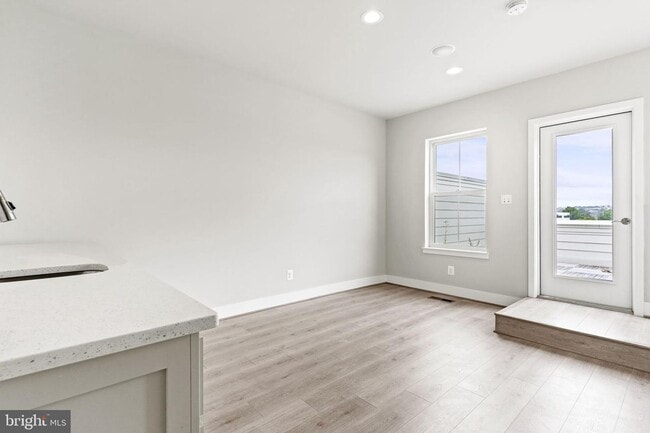 Building Photo - This beautiful modern 3 bed 4 1/2 bath tow...