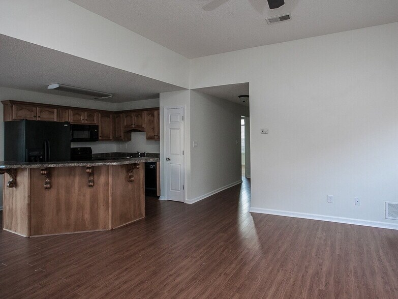 Building Photo - 5810 Bedford Loop E