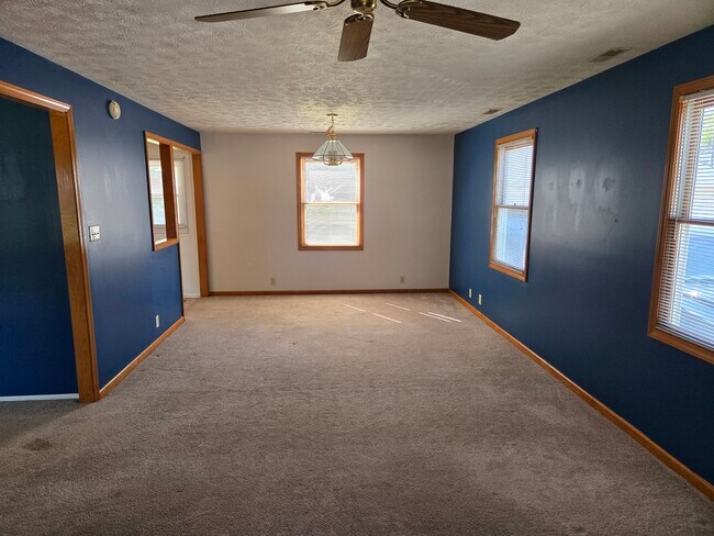 Building Photo - 835 E Edwards Ave