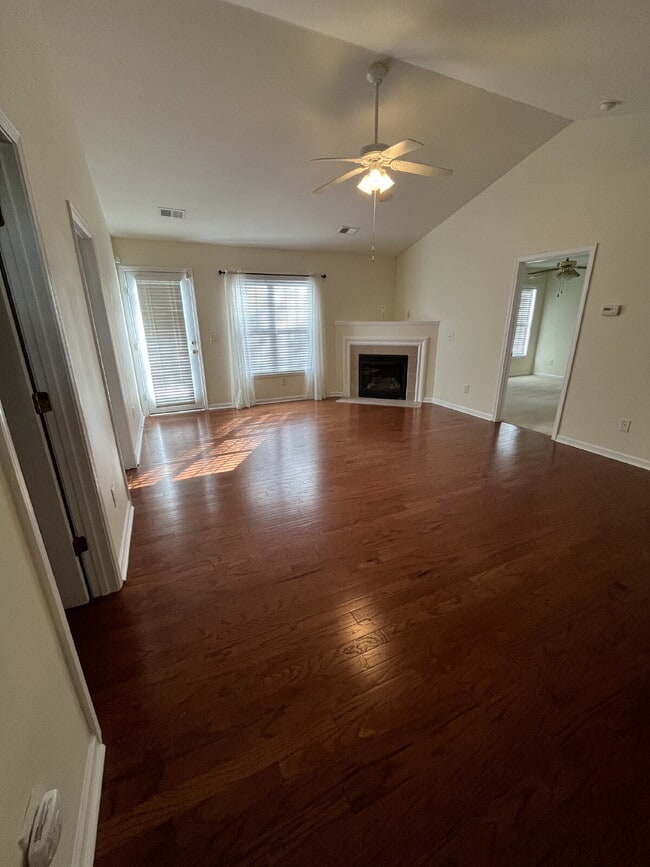 Building Photo - "Charming 3-Bed Townhouse with Granite Tou...