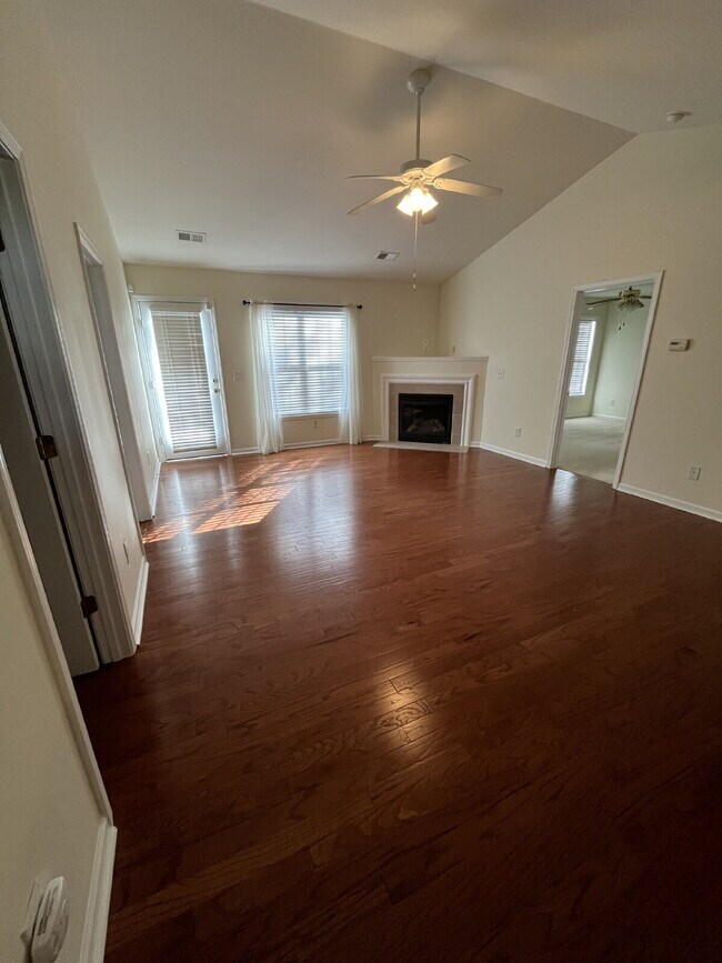 Building Photo - "Charming 3-Bed Townhouse with Granite Touches & Cozy Fireplace in Kernersville!"