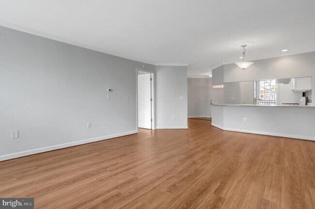 Building Photo - 6924 Fairfax Dr