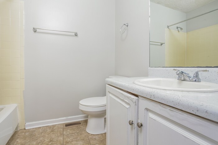 Building Photo - 206 Valeworth Dr