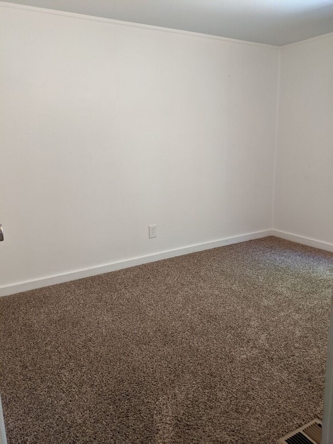 Building Photo - Cozy pet friendly location on a large lot