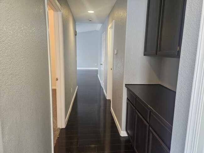 Building Photo - Beautiful Kerman Home!