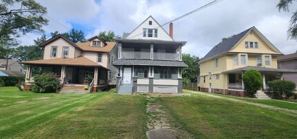 Building Photo - 4 Bedroom 1 Bathroom Triplex
