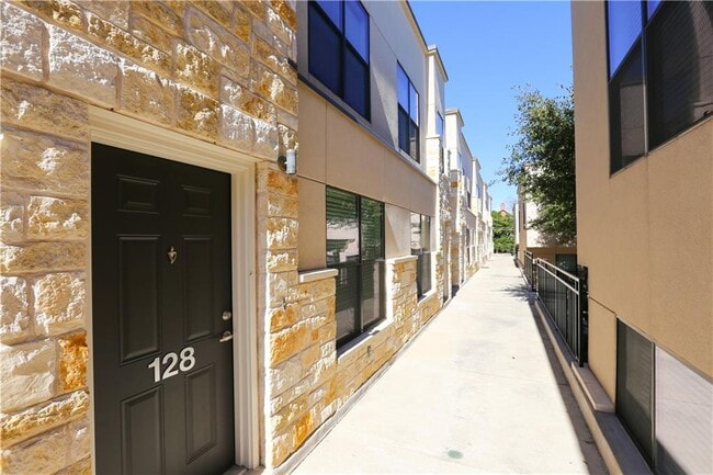 Building Photo - 711 W 32nd St