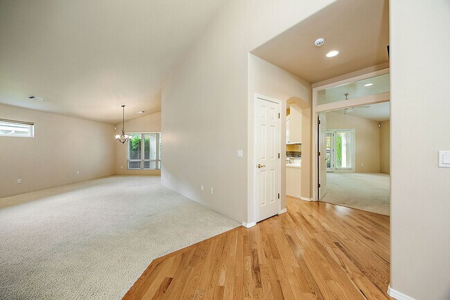 Building Photo - Alder Creek Estates Home available**Gated Community**Minutes from Rogue Regional Medical Center o...