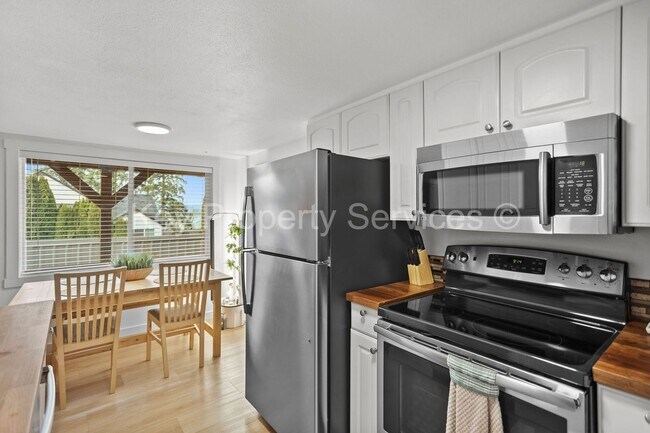 Building Photo - Updated Lakeshore Area Condo