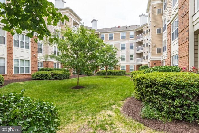 Building Photo - 2204 Westcourt Ln